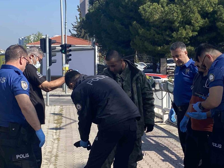 Antalya’da Alt Geçit Demirlerine Çıkan Genci Polis İkna Edip İndirdi