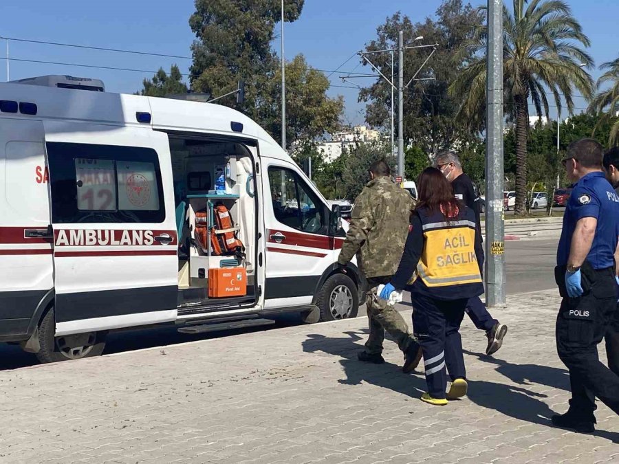 Antalya’da Alt Geçit Demirlerine Çıkan Genci Polis İkna Edip İndirdi