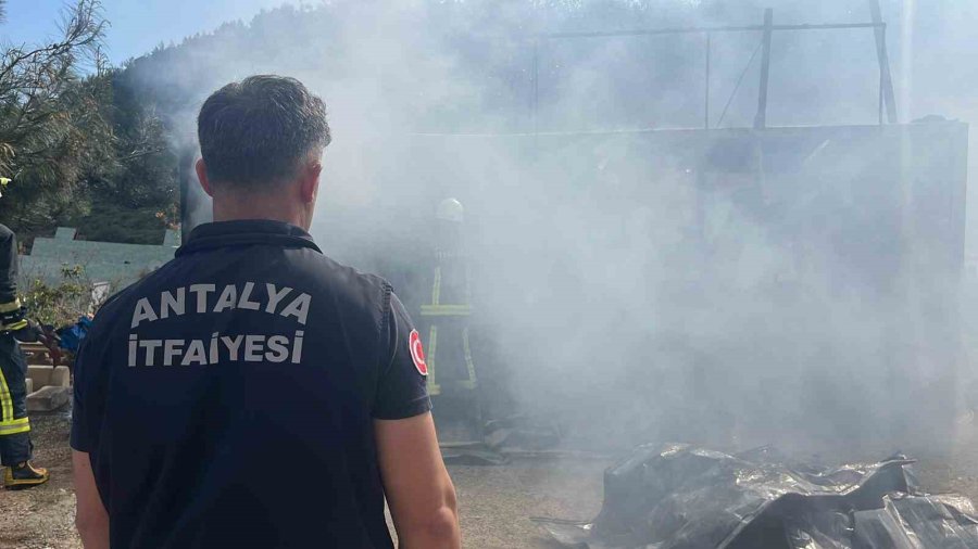 Alanya’da İşçilerin Kaldığı Konteyner Alevlere Teslim Oldu