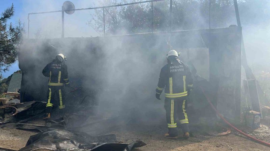 Alanya’da İşçilerin Kaldığı Konteyner Alevlere Teslim Oldu