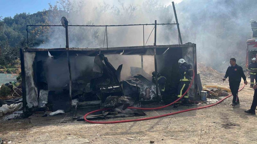 Alanya’da İşçilerin Kaldığı Konteyner Alevlere Teslim Oldu