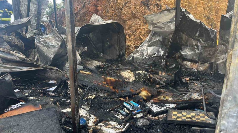 Alanya’da İşçilerin Kaldığı Konteyner Alevlere Teslim Oldu