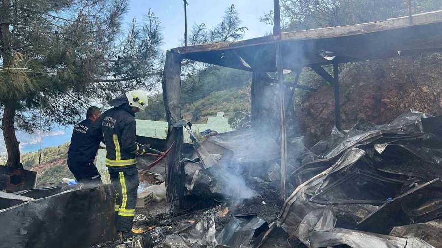 Alanya’da İşçilerin Kaldığı Konteyner Alevlere Teslim Oldu