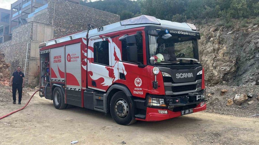 Alanya’da İşçilerin Kaldığı Konteyner Alevlere Teslim Oldu