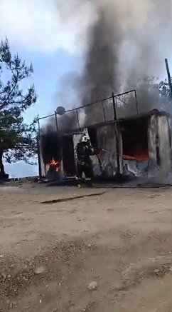 Alanya’da İşçilerin Kaldığı Konteyner Alevlere Teslim Oldu