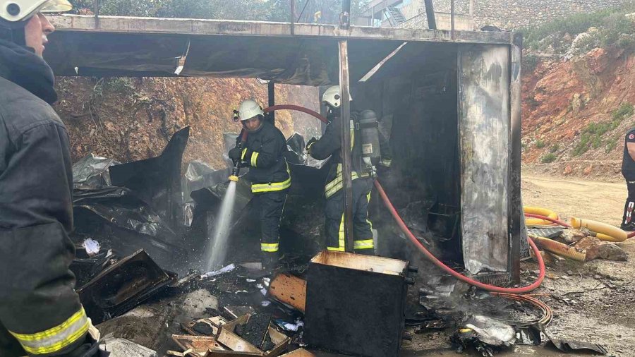 Alanya’da İşçilerin Kaldığı Konteyner Alevlere Teslim Oldu