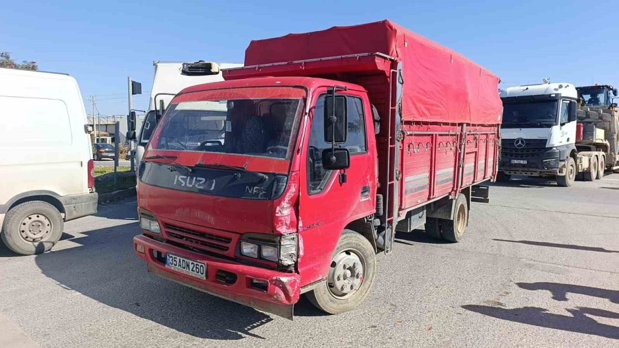 Kamyonun Kamyonet İle Çarpıştığı Kaza Kamerada