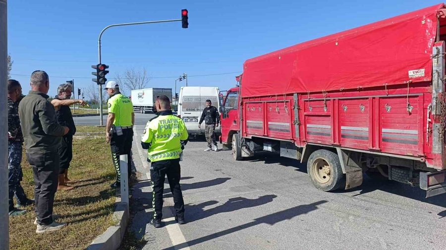 Kamyonun Kamyonet İle Çarpıştığı Kaza Kamerada