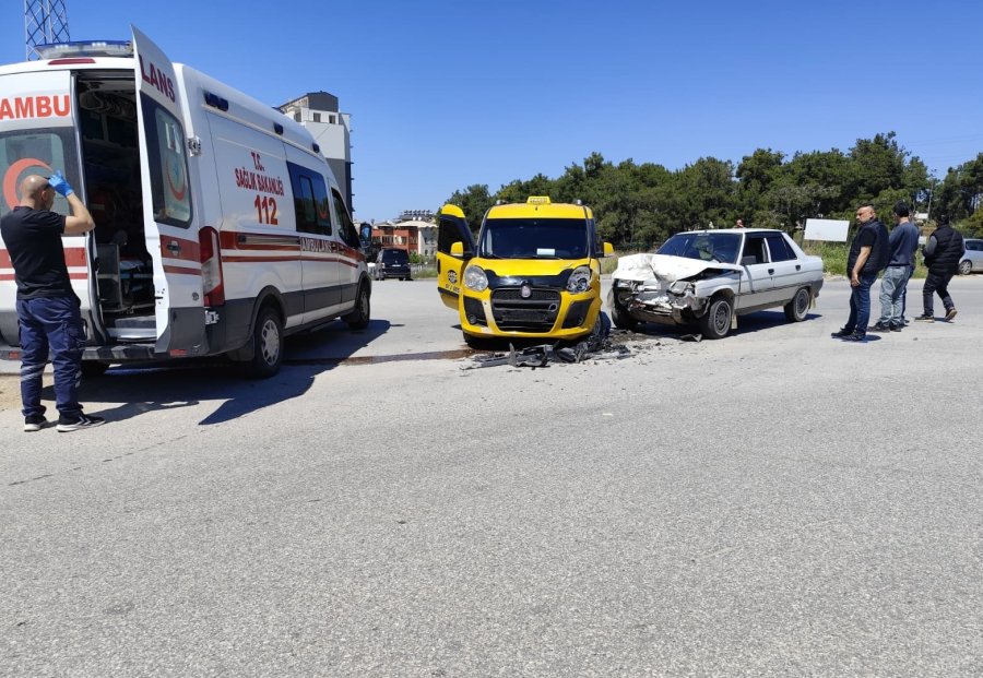 Manavgat’ta Taksi İle Otomobil Çarpıştı: 2 Yaralı