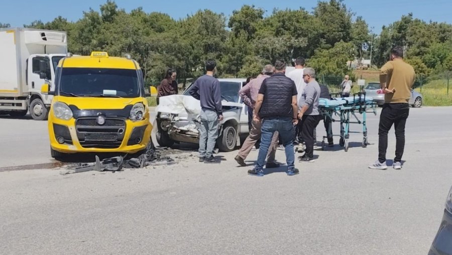 Manavgat’ta Taksi İle Otomobil Çarpıştı: 2 Yaralı