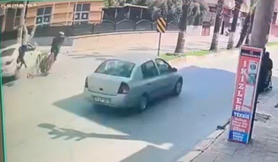 Otomobil İle Motosiklet Çarpıştı, 1 Kişi Yaralandı: O Anlar Kamerada