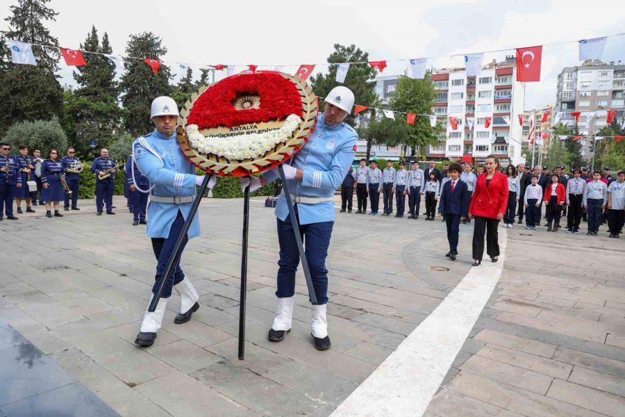 Başkan Vekili Özdemir, Koltuğunu Çocuk Başkana Devretti