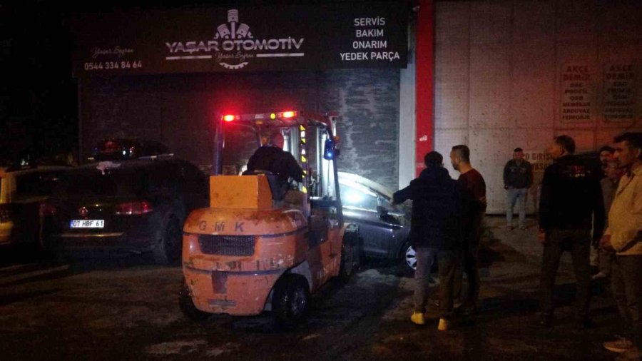 Alevlerin Sardığı İşyerindeki Araçları Kurtarmak İçin Seferber Oldular