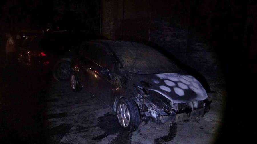 Alevlerin Sardığı İşyerindeki Araçları Kurtarmak İçin Seferber Oldular