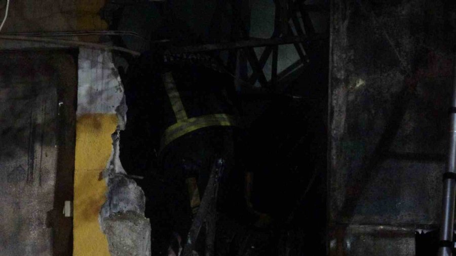 Alevlerin Sardığı İşyerindeki Araçları Kurtarmak İçin Seferber Oldular