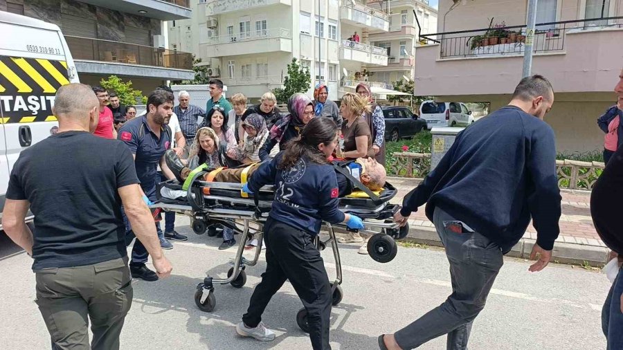 Manevra Yapan Öğrenci Servisi Görme Engelli Yayaya Çarptı, Eşi Gözyaşlarına Boğuldu