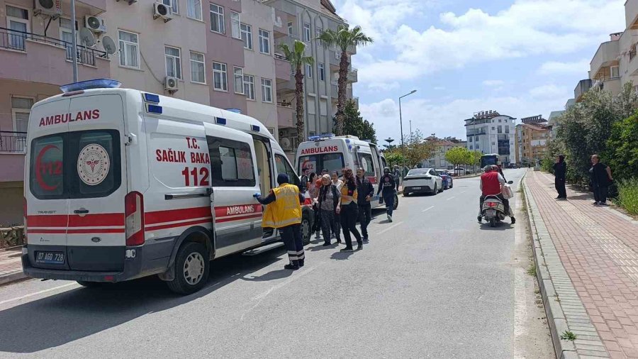 Manevra Yapan Öğrenci Servisi Görme Engelli Yayaya Çarptı, Eşi Gözyaşlarına Boğuldu