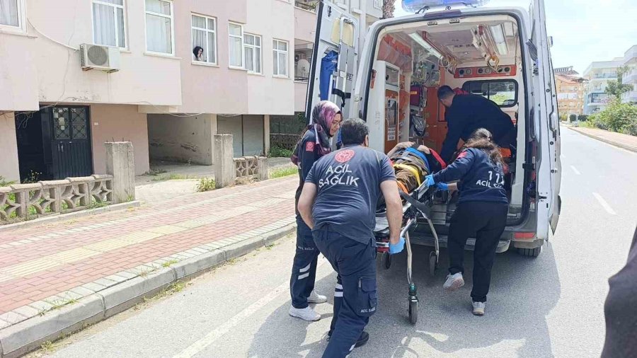 Manevra Yapan Öğrenci Servisi Görme Engelli Yayaya Çarptı, Eşi Gözyaşlarına Boğuldu