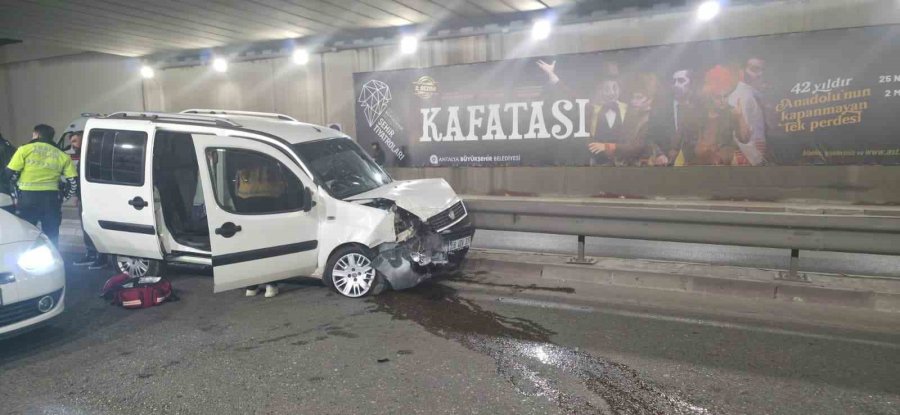 Antalya’da Kontrolden Çıkan Otomobil Bariyerlere Çarptı: 3 Yaralı