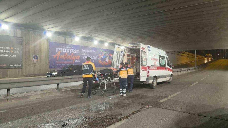 Antalya’da Kontrolden Çıkan Otomobil Bariyerlere Çarptı: 3 Yaralı