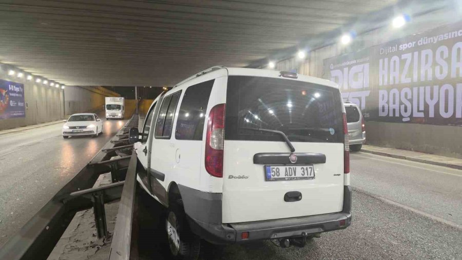 Antalya’da Kontrolden Çıkan Otomobil Bariyerlere Çarptı: 3 Yaralı