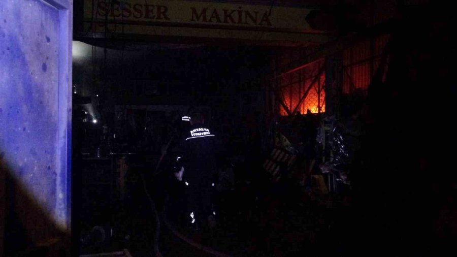 Alevlerin Sardığı İşyerindeki Araçları Kurtarmak İçin Seferber Oldular