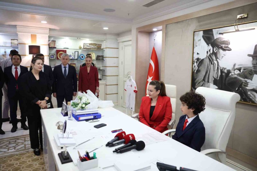 Başkan Vekili Özdemir, Koltuğunu Çocuk Başkana Devretti