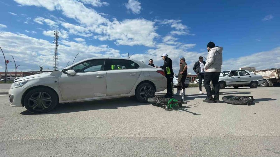 Otomobille Çarpışan Elektrikli Bisiklet İkiye Bölündü: 1 Yaralı