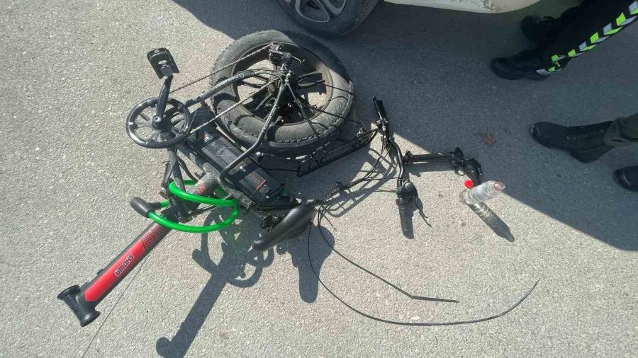 Otomobille Çarpışan Elektrikli Bisiklet İkiye Bölündü: 1 Yaralı