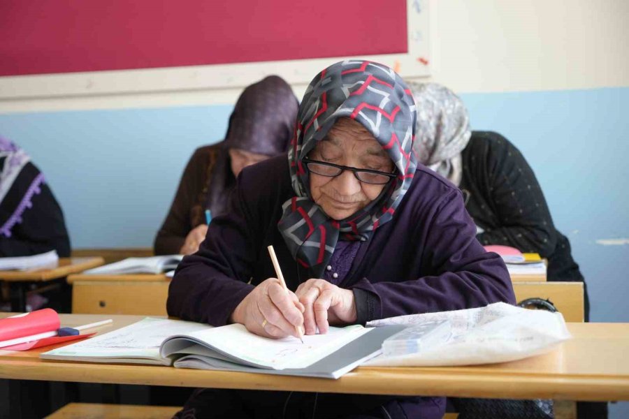 Niğde’de Eğitimden Uzak Kalan Kadınlar Sıralara Geri Döndü