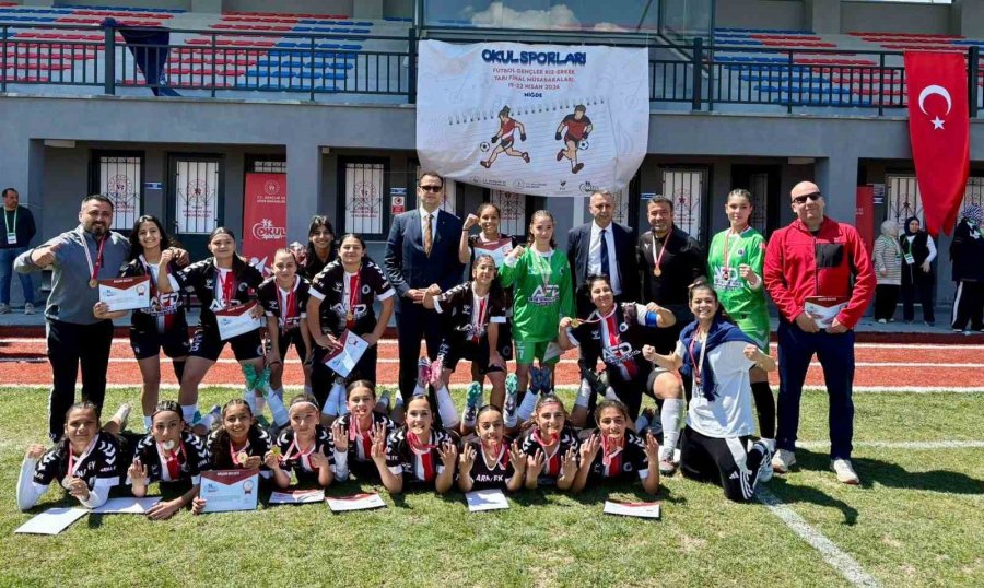 Okul Sporları Futbol Gençler Yarı Final Müsabakaları Tamamlandı