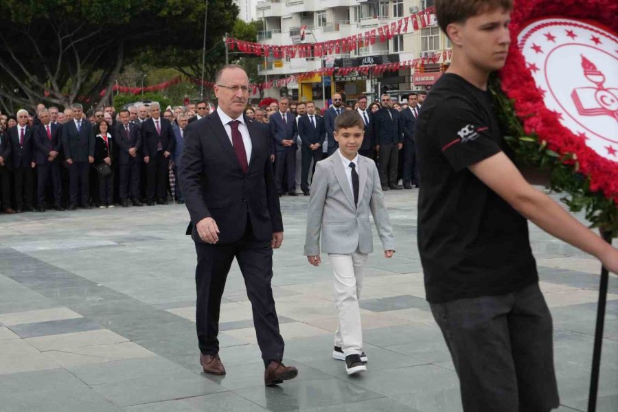 Antalya’da 23 Nisan Kutlamaları Çelenk Sunma Töreniyle Başladı