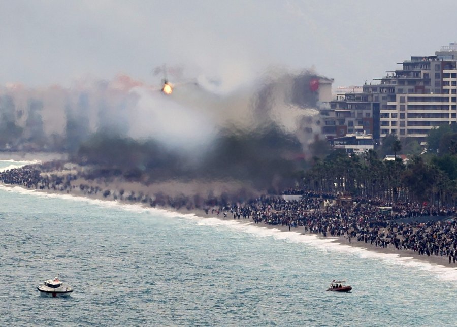 Solotürk Antalya’da Nefes Kesti: 23 Nisan Kutlamalarında Gökyüzü Bayraklarla Buluştu