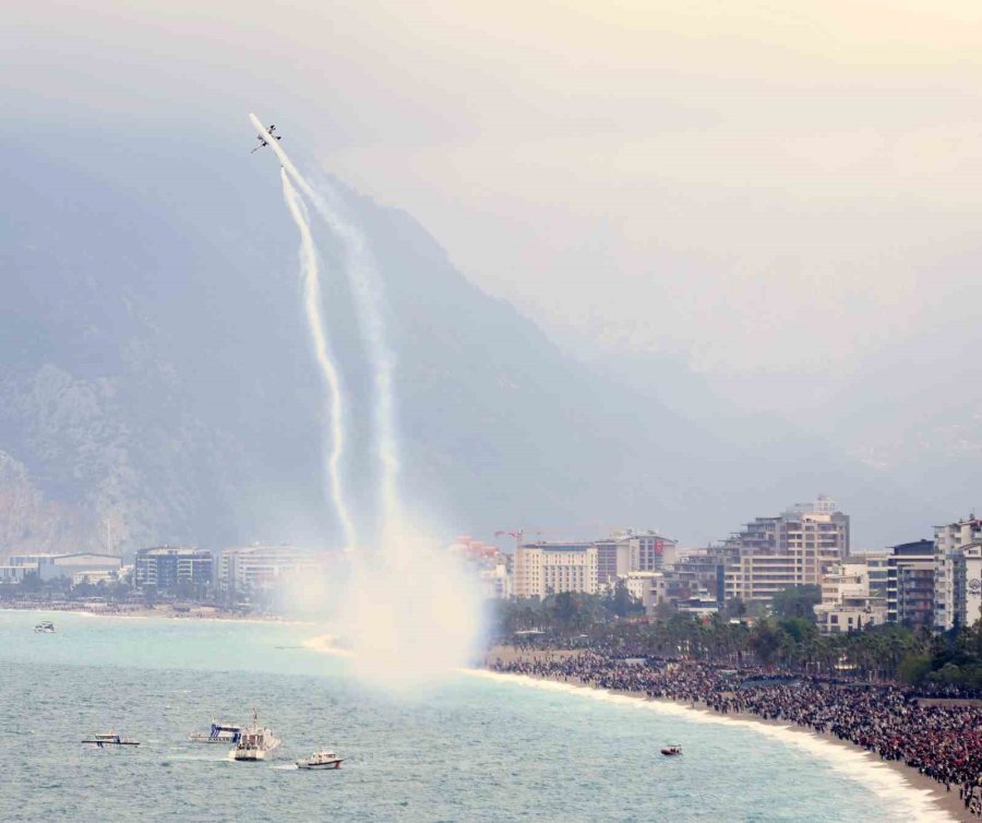 Solotürk Antalya’da Nefes Kesti: 23 Nisan Kutlamalarında Gökyüzü Bayraklarla Buluştu