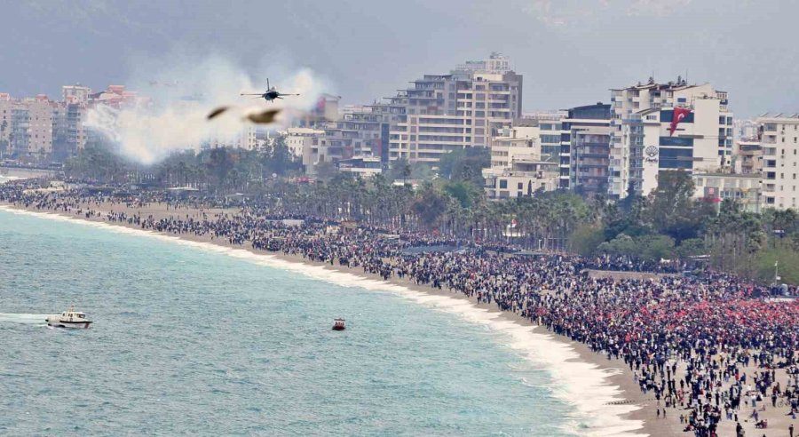 Solotürk Antalya’da Nefes Kesti: 23 Nisan Kutlamalarında Gökyüzü Bayraklarla Buluştu