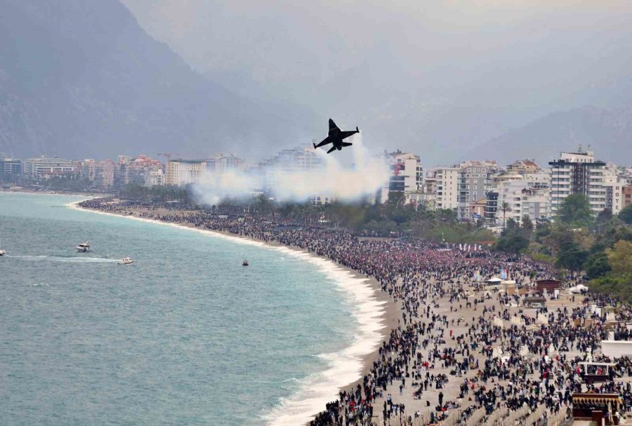 Solotürk Antalya’da Nefes Kesti: 23 Nisan Kutlamalarında Gökyüzü Bayraklarla Buluştu