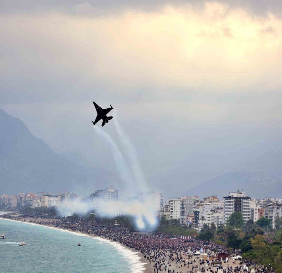 Solotürk Antalya’da Nefes Kesti: 23 Nisan Kutlamalarında Gökyüzü Bayraklarla Buluştu