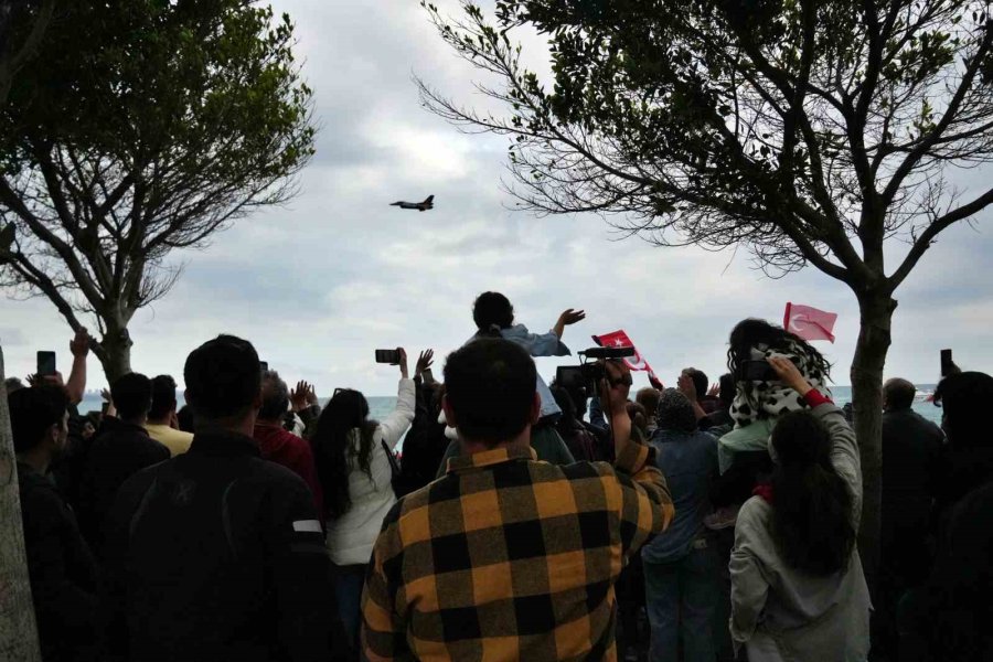Solotürk Antalya’da Nefes Kesti: 23 Nisan Kutlamalarında Gökyüzü Bayraklarla Buluştu