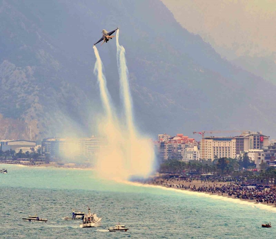 Solotürk Antalya’da Nefes Kesti: 23 Nisan Kutlamalarında Gökyüzü Bayraklarla Buluştu