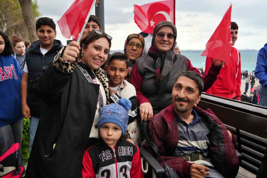 Solotürk Antalya’da Nefes Kesti: 23 Nisan Kutlamalarında Gökyüzü Bayraklarla Buluştu