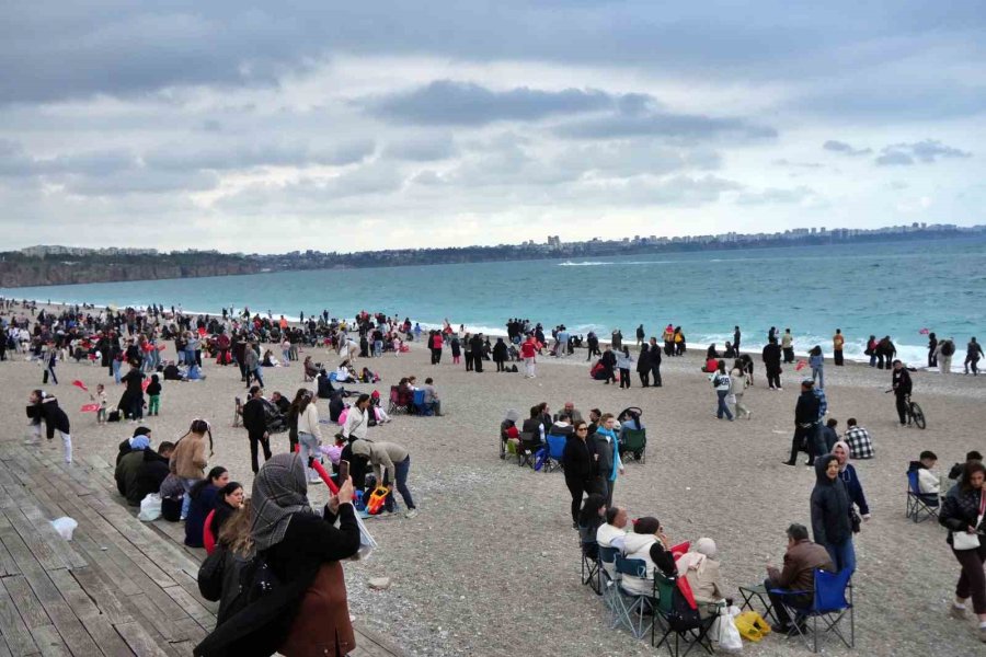 Solotürk Antalya’da Nefes Kesti: 23 Nisan Kutlamalarında Gökyüzü Bayraklarla Buluştu