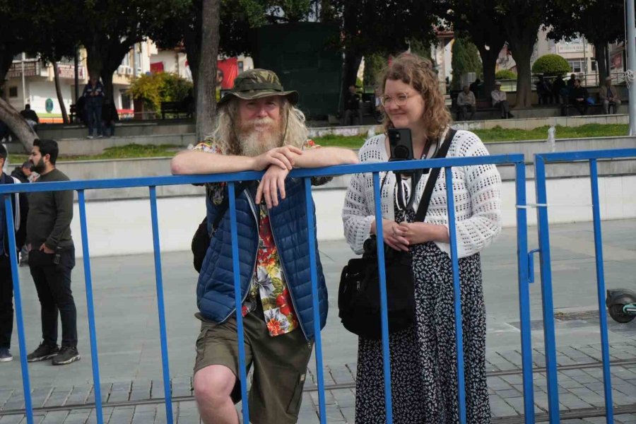 Antalya’da 23 Nisan Kutlamaları Çelenk Sunma Töreniyle Başladı