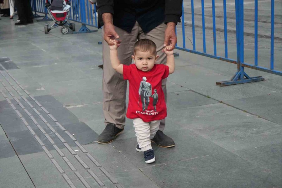 Antalya’da 23 Nisan Kutlamaları Çelenk Sunma Töreniyle Başladı