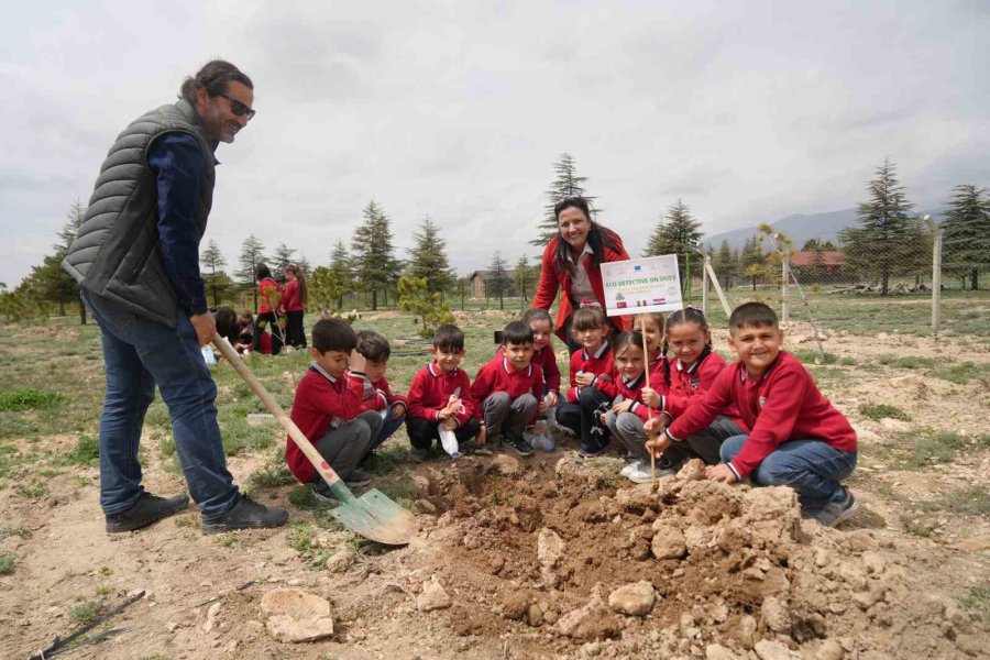 15 Okuldan 230 Öğrenci 115 Fidanı Toprakla Buluşturdu