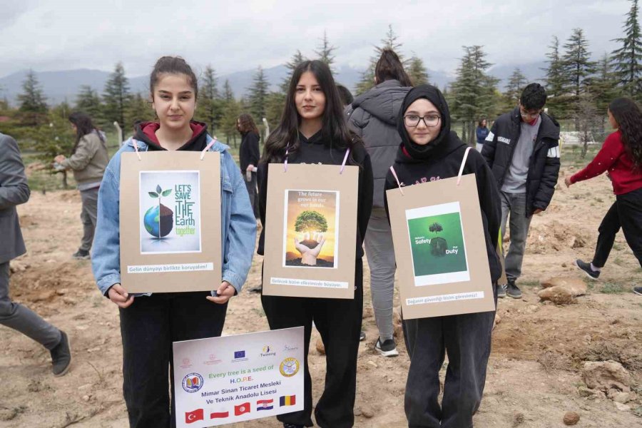 15 Okuldan 230 Öğrenci 115 Fidanı Toprakla Buluşturdu