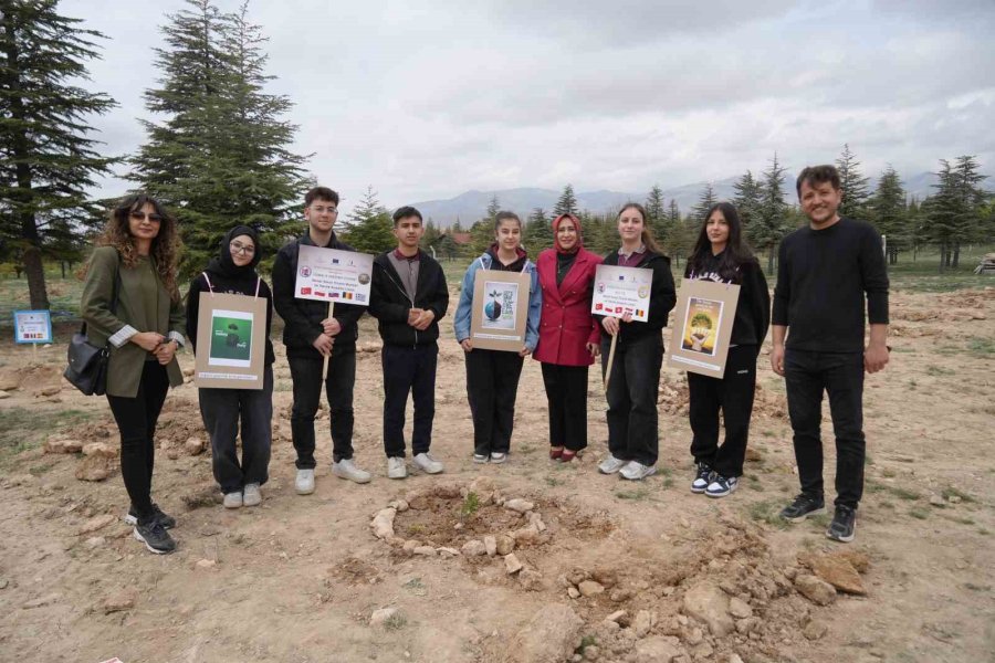 15 Okuldan 230 Öğrenci 115 Fidanı Toprakla Buluşturdu