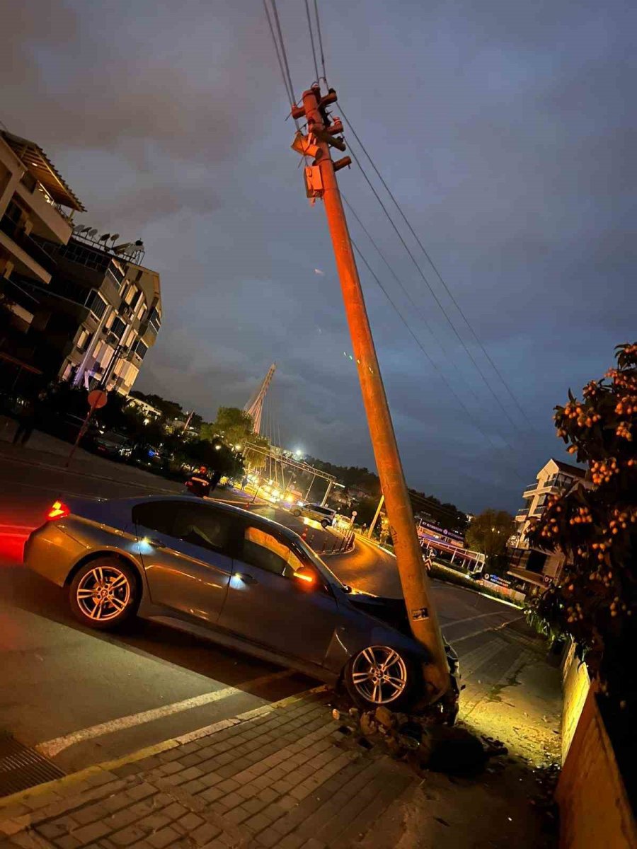 Aydınlatma Direğine Çarpan Otomobilin Sürücüsü Yaralandı