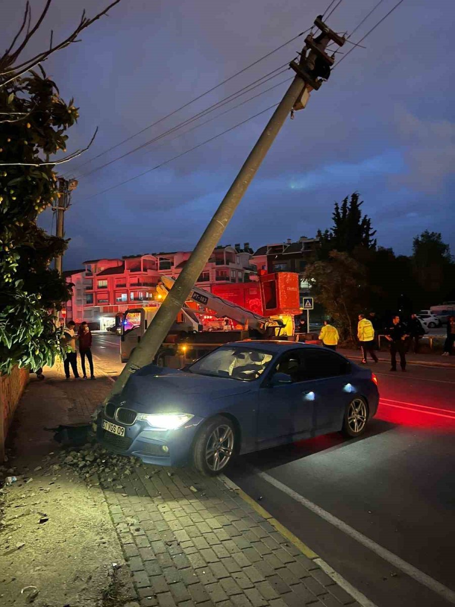 Aydınlatma Direğine Çarpan Otomobilin Sürücüsü Yaralandı