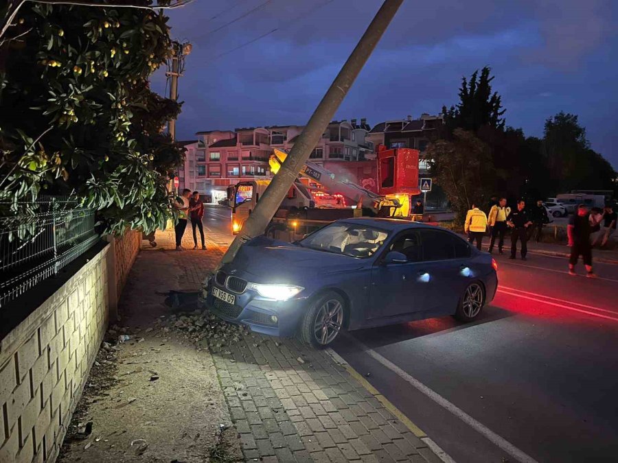 Aydınlatma Direğine Çarpan Otomobilin Sürücüsü Yaralandı