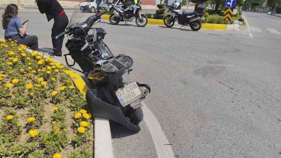 Motosiklet İle Otomobil Çarpıştı, 2 Genç Yaralandı